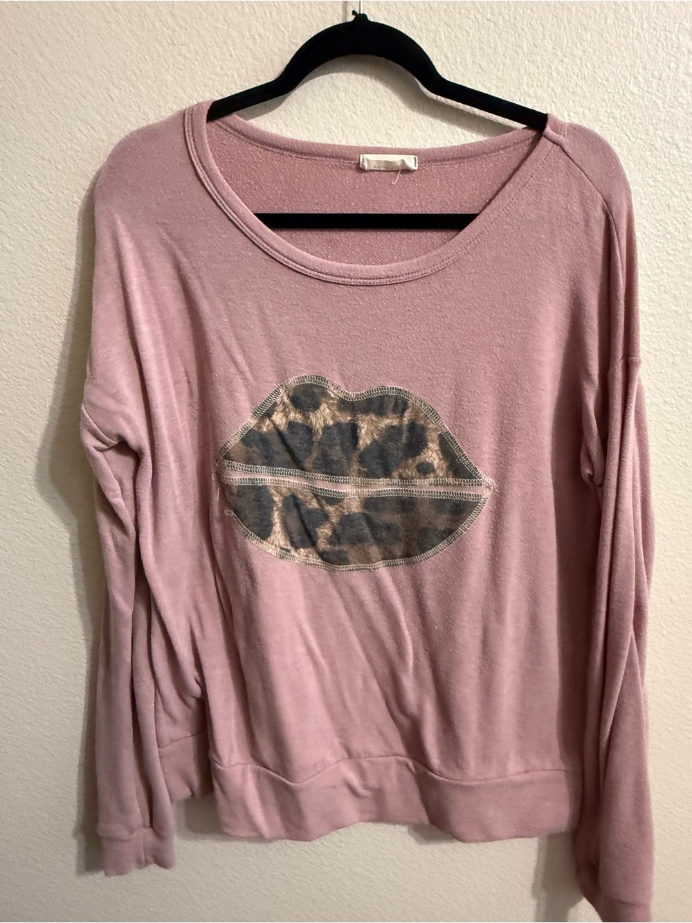 Women's Dusty Pink Long-Sleeve Pullover with Leopard Lip Graphic
